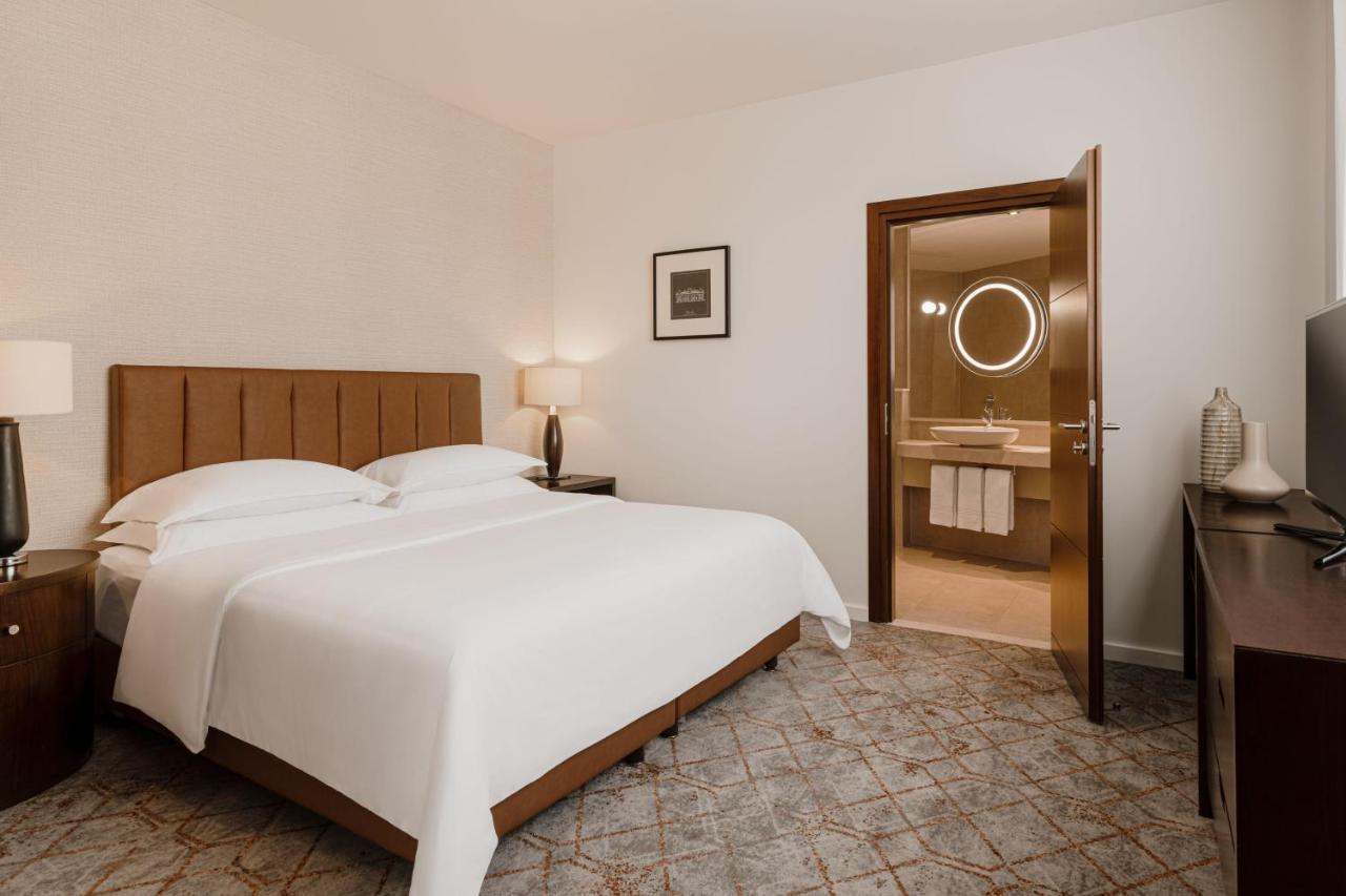 เชราตัน พอซนัน โฮเต็ล Hotel พอซนาน ภายนอก รูปภาพ A bedroom at the hotel