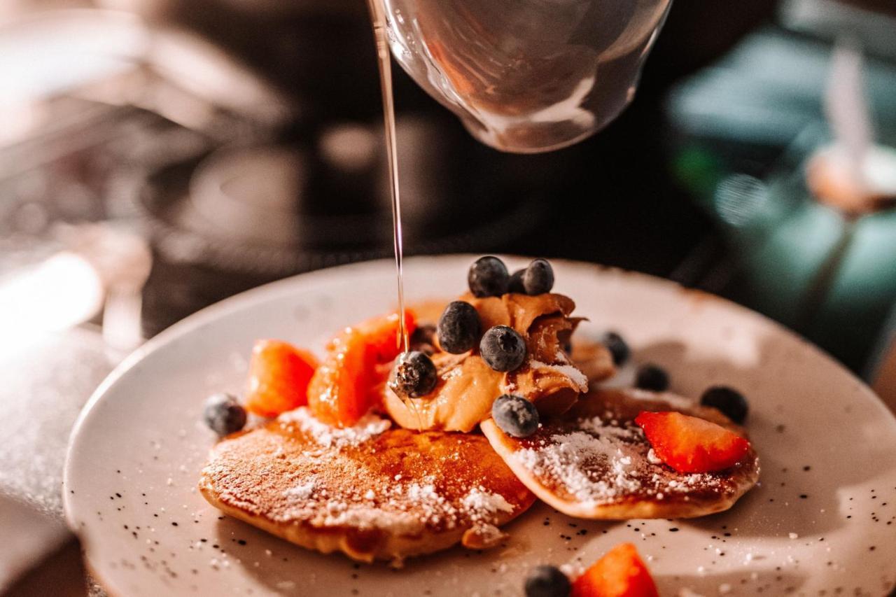 เชราตัน พอซนัน โฮเต็ล Hotel พอซนาน ภายนอก รูปภาพ Maple syrup being drizzled on a pancake