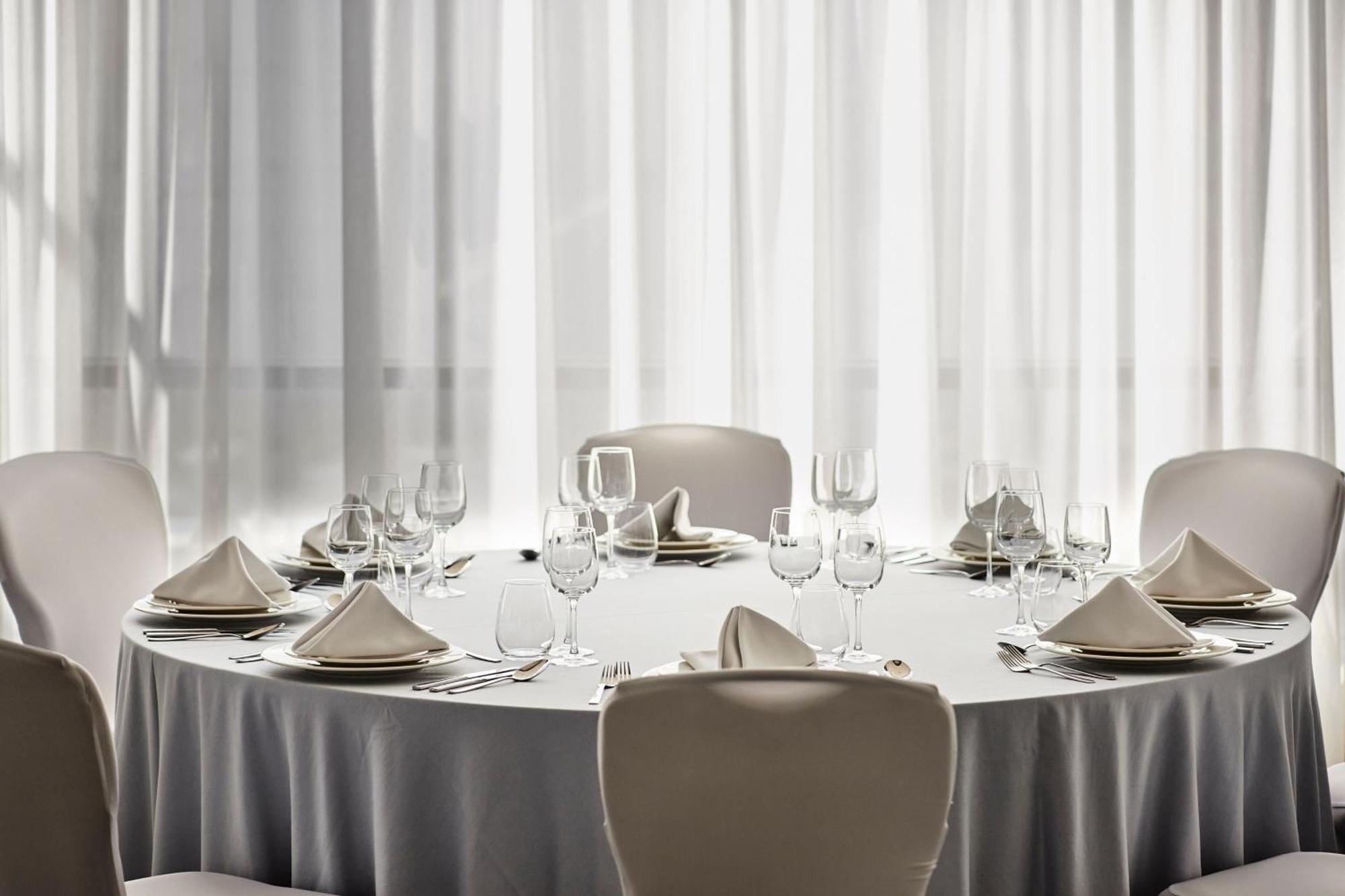 เชราตัน พอซนัน โฮเต็ล Hotel พอซนาน ภายนอก รูปภาพ A table set for a formal dinner