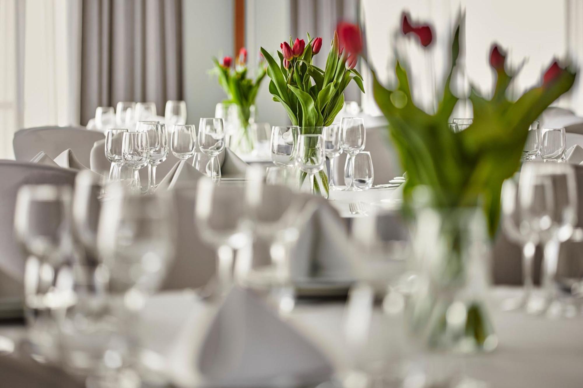 เชราตัน พอซนัน โฮเต็ล Hotel พอซนาน ภายนอก รูปภาพ A table set for a formal dinner