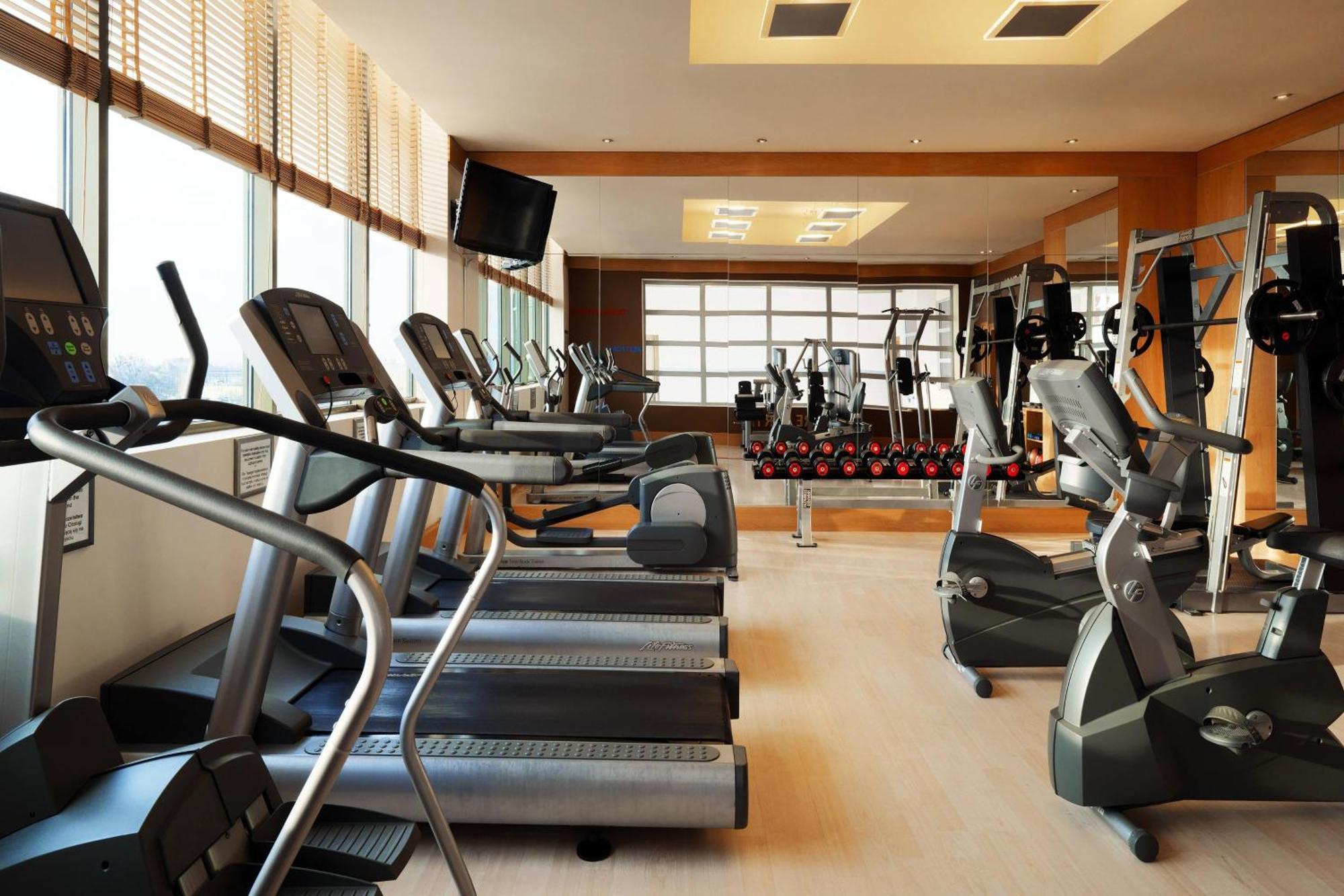 เชราตัน พอซนัน โฮเต็ล Hotel พอซนาน ภายนอก รูปภาพ A gym at a hotel