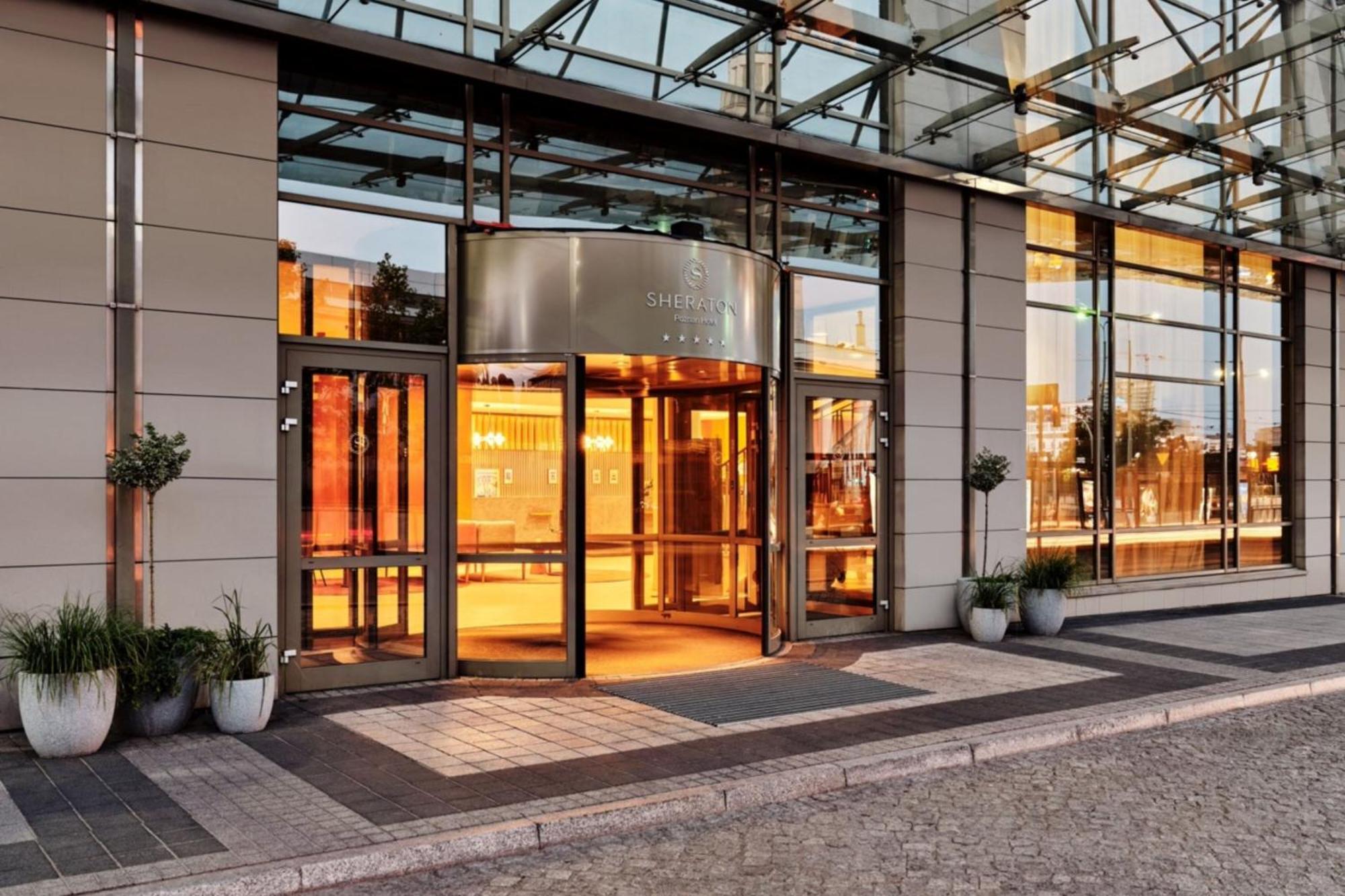 เชราตัน พอซนัน โฮเต็ล Hotel พอซนาน ภายนอก รูปภาพ Entrance to the hotel