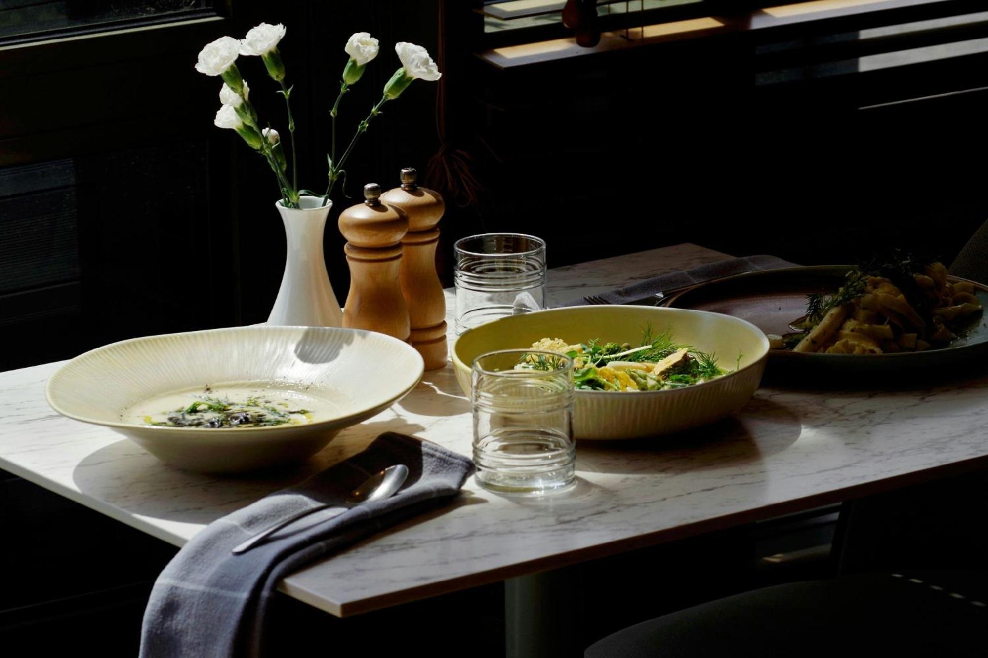 เชราตัน พอซนัน โฮเต็ล Hotel พอซนาน ภายนอก รูปภาพ A table at the restaurant