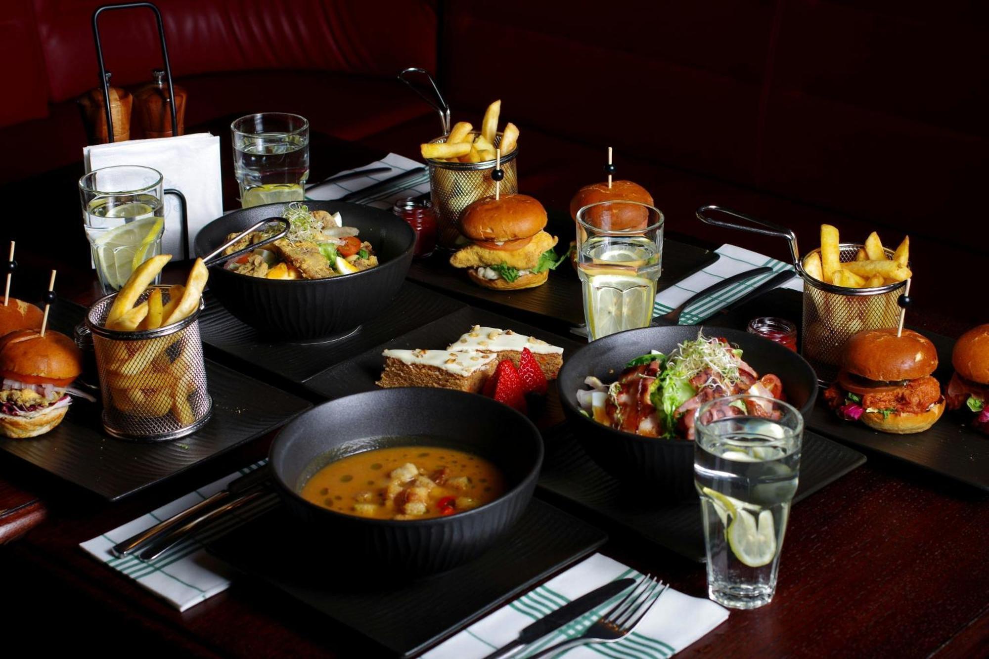 เชราตัน พอซนัน โฮเต็ล Hotel พอซนาน ภายนอก รูปภาพ A selection of dishes from the restaurant
