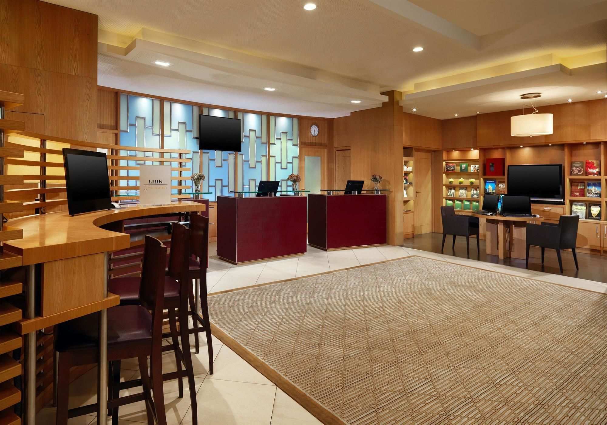 เชราตัน พอซนัน โฮเต็ล Hotel พอซนาน ภายนอก รูปภาพ The Business Centre at the hotel